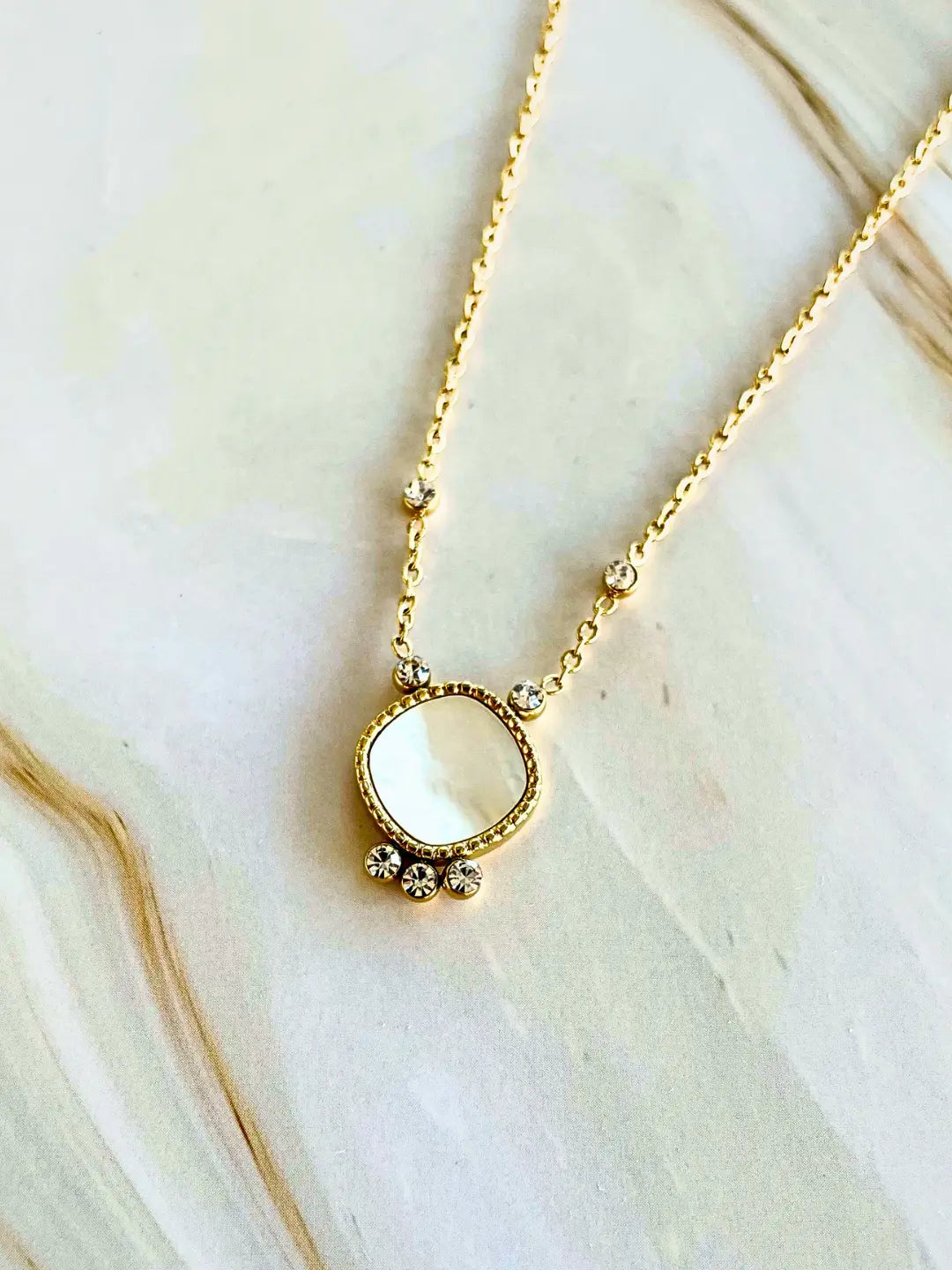 Collier Naya orné d'une nacre blanche