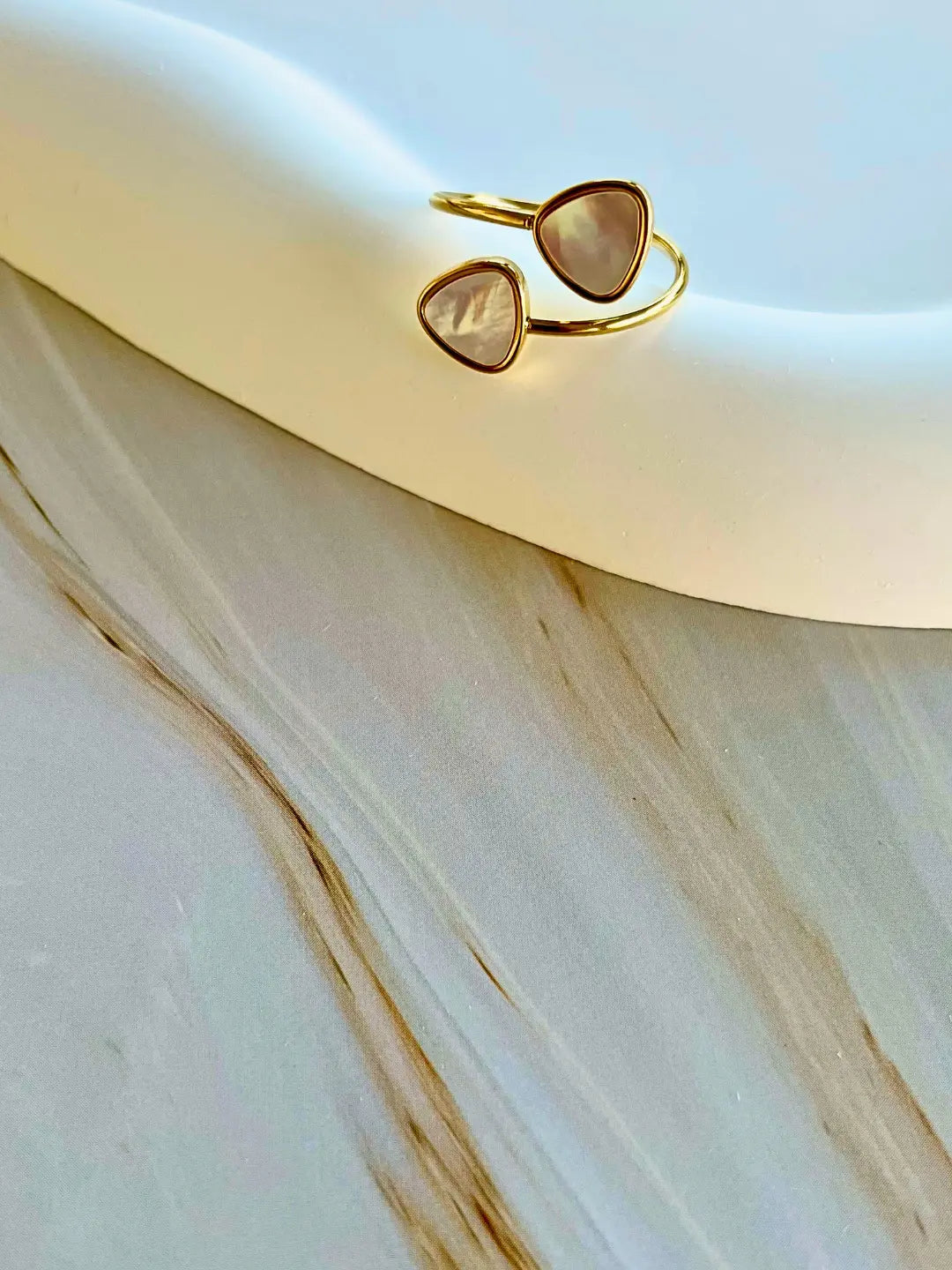 Bague Dea ornée de nacre blanche