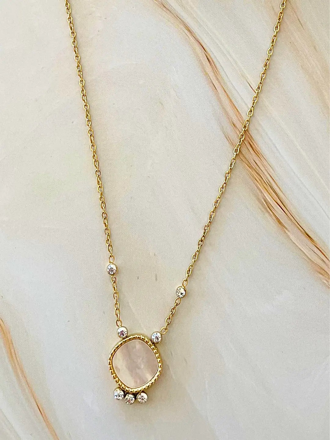 Collier Naya orné d'une nacre blanche