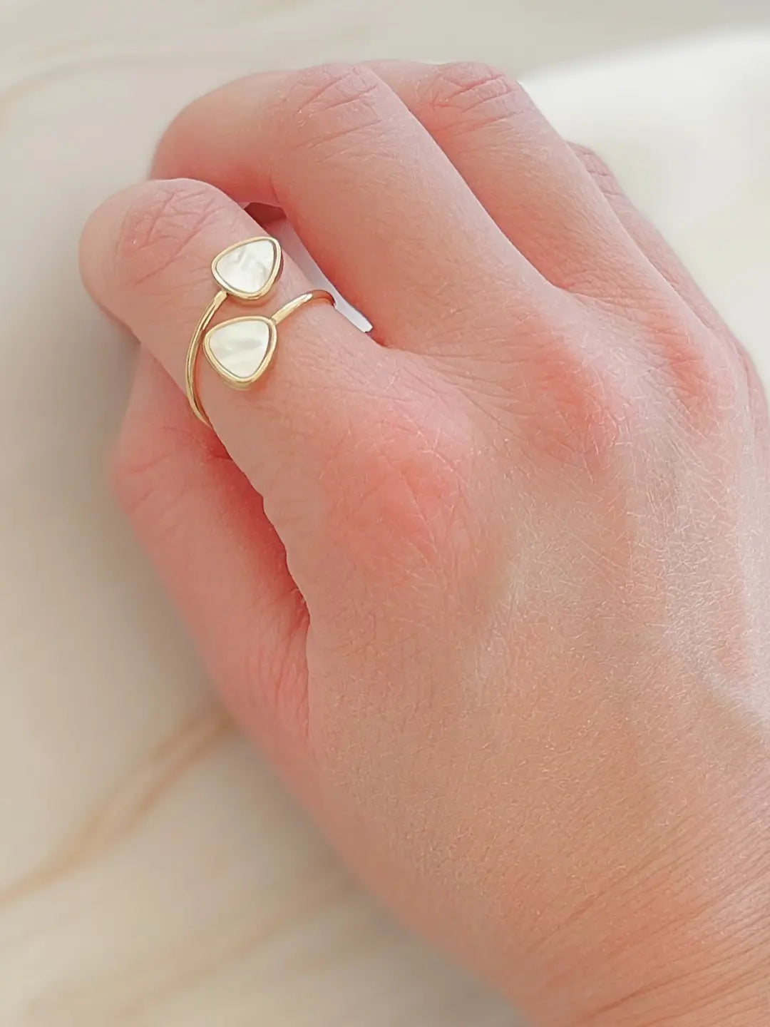 Bague Dea ornée de nacre blanche