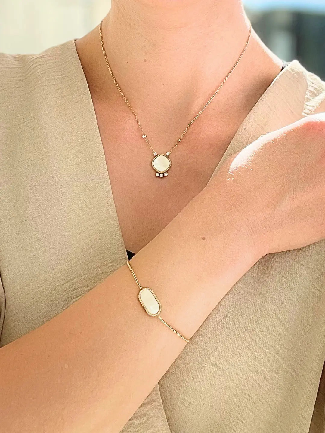 Bague Dea ornée de nacre blanche