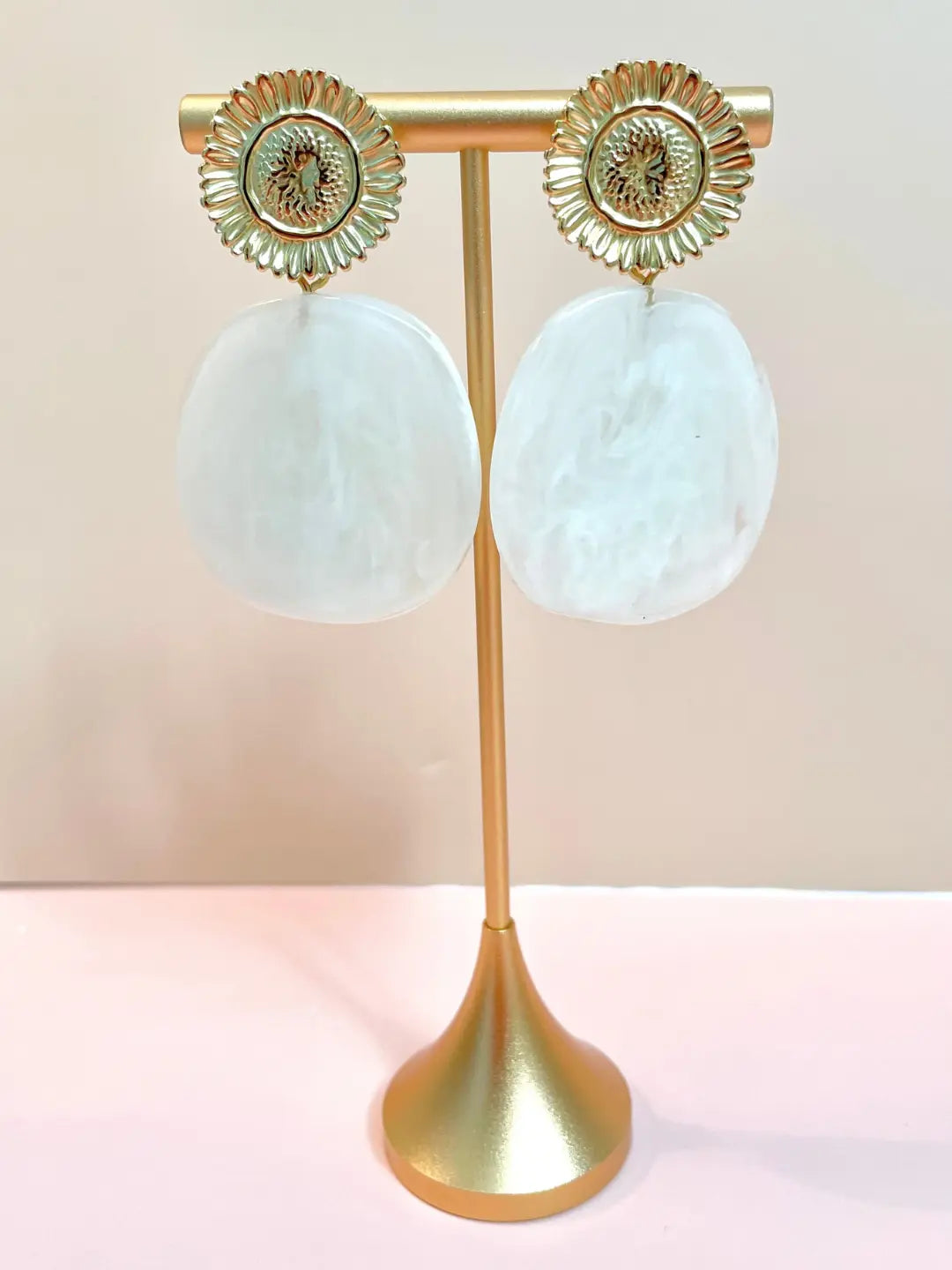 Boucles d'oreilles Adélaïde - fleur texturée et pièce en acétate blanche