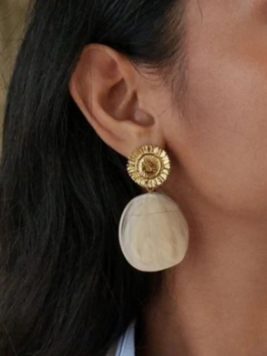 Boucles d'oreilles Adélaïde - fleur texturée et pièce en acétate blanche