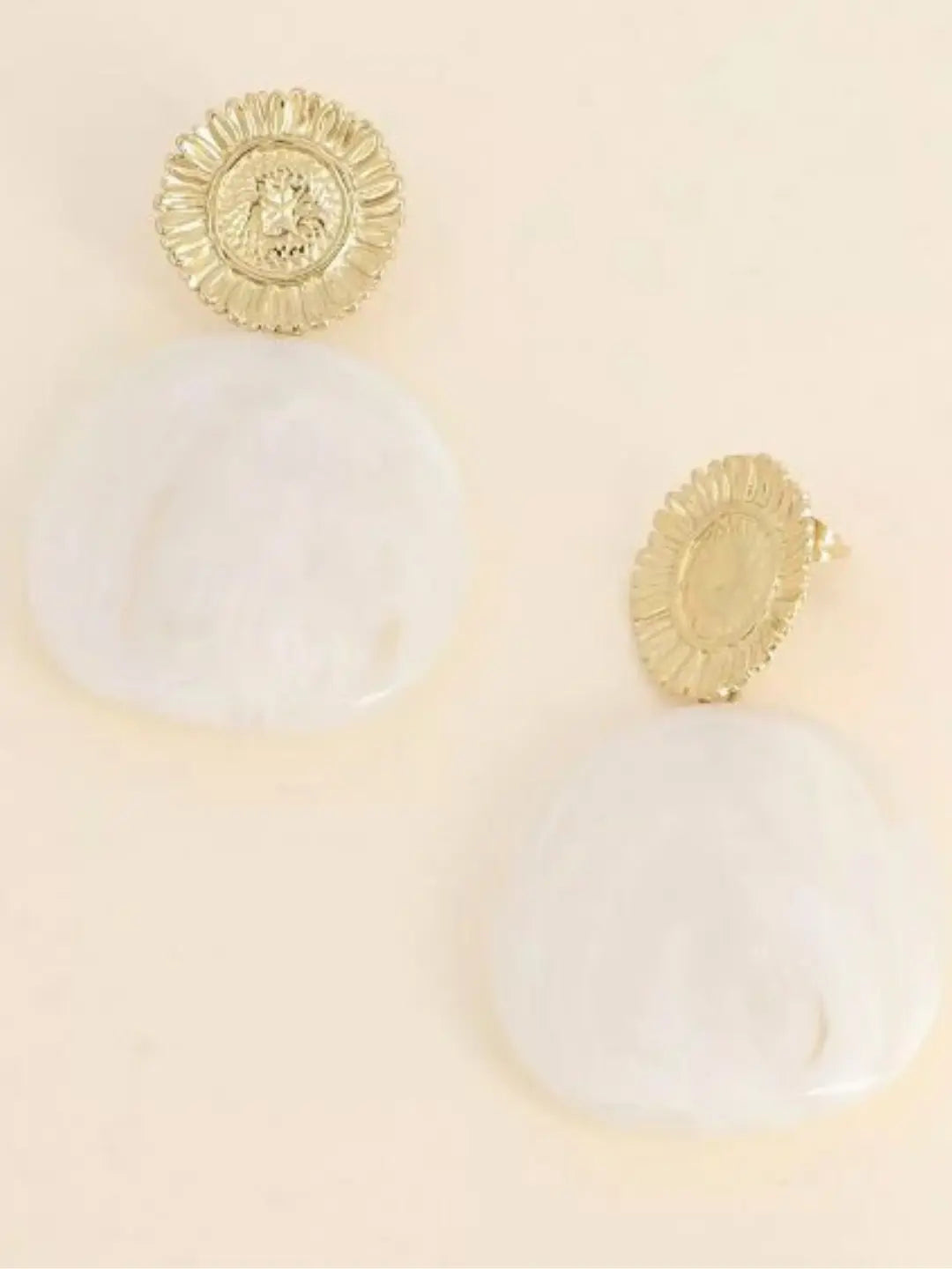 Boucles d'oreilles Adélaïde - fleur texturée et pièce en acétate blanche