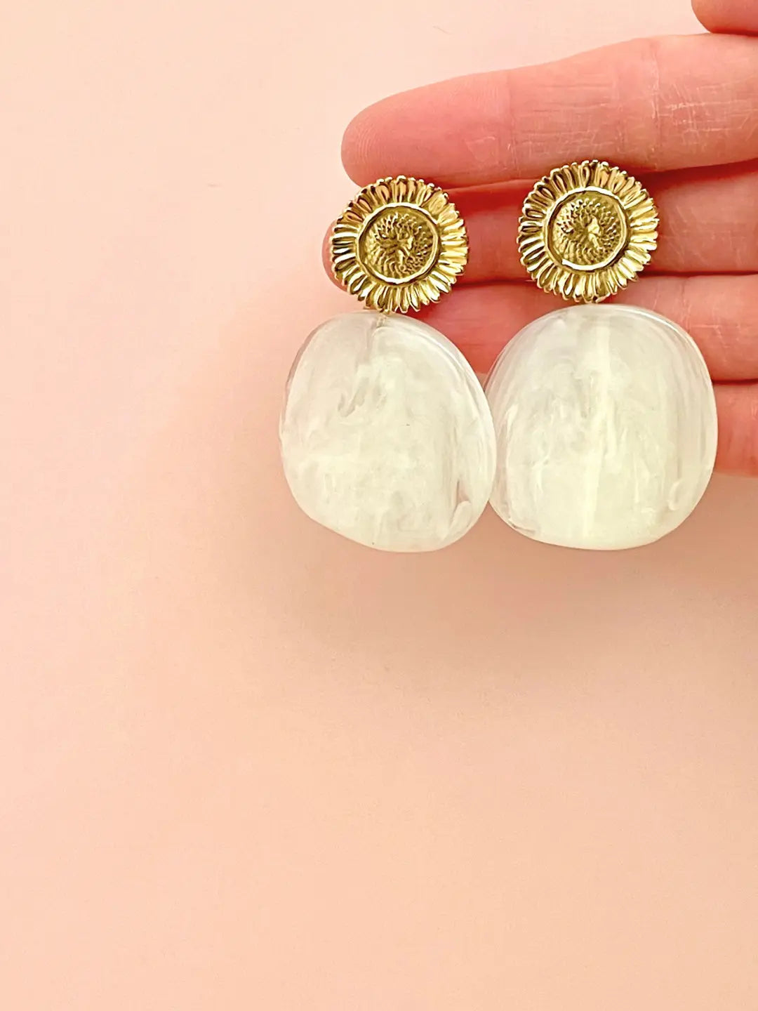 Boucles d'oreilles Adélaïde - fleur texturée et pièce en acétate blanche