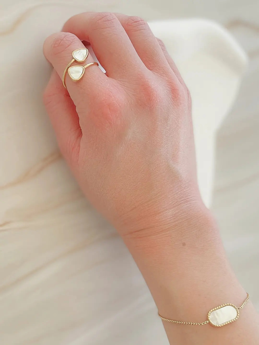 Bague Dea ornée de nacre blanche